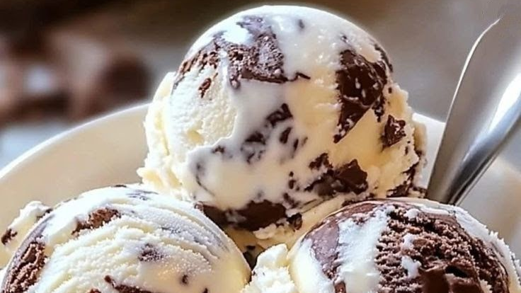 Sorvete de Pêssego Cremoso com Raspas de Chocolate