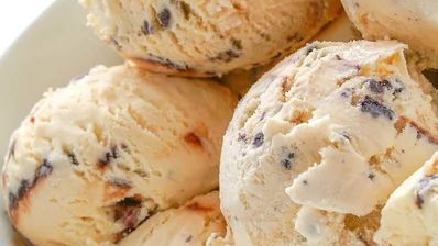 Sorvete de Pêssego Cremoso com Raspas de Chocolate